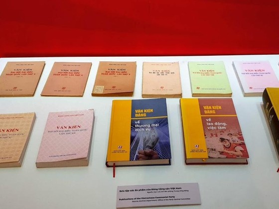 Trưng bày chuyên đề 'Tự hào 90 năm Đảng Cộng sản Việt Nam - Một chặng đường vẻ vang' ảnh 4