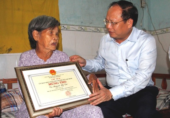 Lãnh đạo TPHCM thăm, chúc thọ người cao tuổi tại Bình Chánh ảnh 2