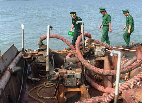 Bắt giữ 3 sà lan hút cát lậu trên biển Cần Giờ ảnh 2