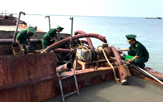 Bắt giữ 3 sà lan hút cát lậu trên biển Cần Giờ ảnh 1