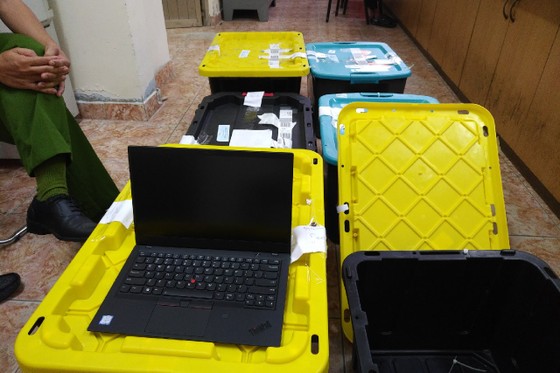 Bắt đường dây nhập lậu hơn 200 máy tính xách tay, điện thoại từ Mỹ về Việt Nam ảnh 2
