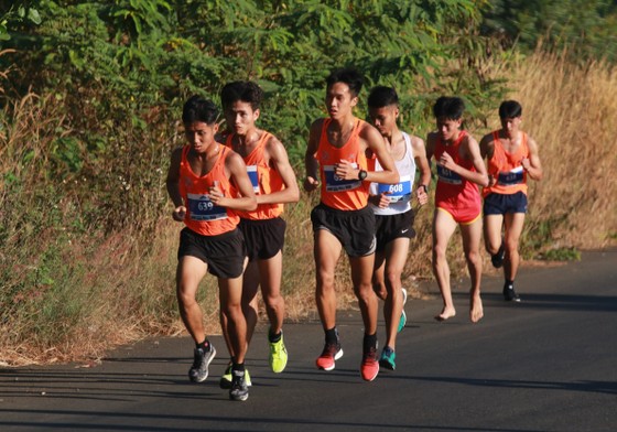 VĐV xuất sắc nhất năm Nguyễn Thị Oanh chứng tỏ đẳng cấp ở giải Việt dã “Chinh phục đỉnh cao Bà Rá” ảnh 1