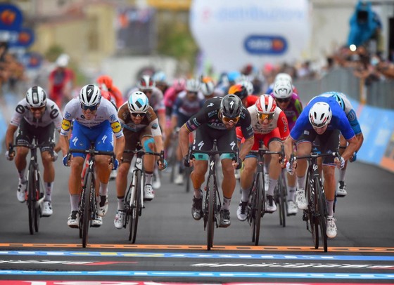 Tay đua xe đạp giải Giro d’Italia bị tai nạn vì… máy bay trực thăng ảnh 3