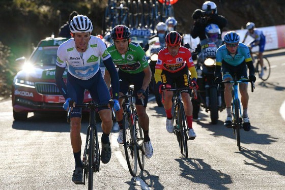 Primoz Roglic “sống sót” sau cơn cuồng loạn của Richard Carapaz ảnh 1