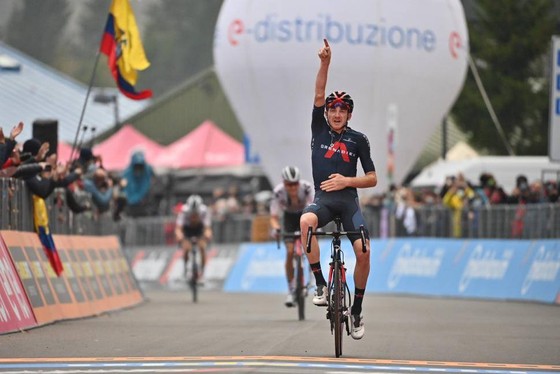 Tay đua Geoghegan Hart thua cược vì đăng quang giải xe đạp Giro d'Italia ảnh 1
