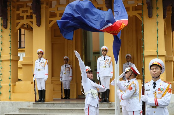 Lễ thượng cờ ASEAN nhân dịp 25 năm Việt Nam là thành viên chính thức ảnh 8