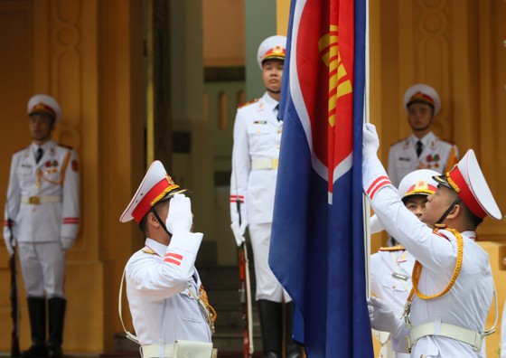 Lễ thượng cờ ASEAN nhân dịp 25 năm Việt Nam là thành viên chính thức ảnh 7