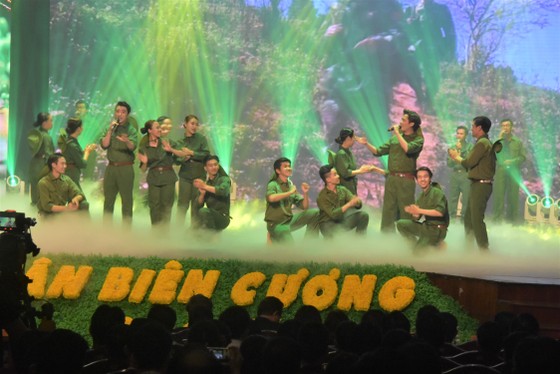 Gần 2 tỷ đồng trao tặng chiến sĩ nơi biên giới, hải đảo ảnh 4