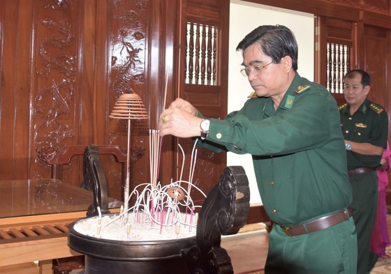 Đoàn đại biểu TPHCM thăm, chúc Tết cán bộ, chiến sĩ trên Vùng biển Tây Nam Tổ quốc ảnh 1