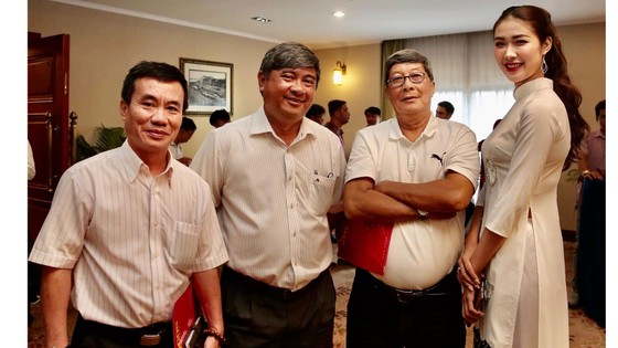 Hoa hậu Du lịch thế giới được yêu thích nhất năm 2019 đẹp rạng rỡ bên quả bóng vàng Việt Nam ảnh 3