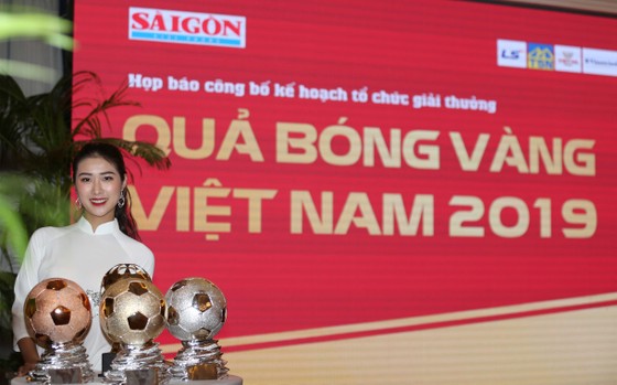 Hoa hậu Du lịch thế giới được yêu thích nhất năm 2019 đẹp rạng rỡ bên quả bóng vàng Việt Nam ảnh 5