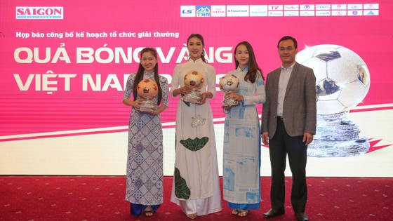 Hoa hậu Du lịch thế giới được yêu thích nhất năm 2019 đẹp rạng rỡ bên quả bóng vàng Việt Nam ảnh 8