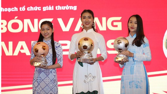 Hoa hậu Du lịch thế giới được yêu thích nhất năm 2019 đẹp rạng rỡ bên quả bóng vàng Việt Nam ảnh 7