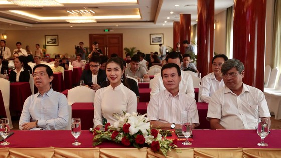 Hoa hậu Du lịch thế giới được yêu thích nhất năm 2019 đẹp rạng rỡ bên quả bóng vàng Việt Nam ảnh 1