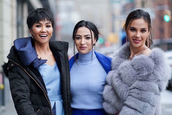H’Hen Niê tái ngộ đương kim Miss Universe Catriona Gray tại New York Fashion Week ảnh 3