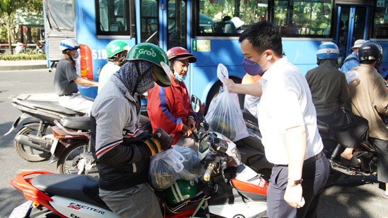 Hội Doanh nhân trẻ VN hỗ trợ tiêu thụ 40 tấn dưa hấu, thanh long cho bà con nông dân ảnh 1