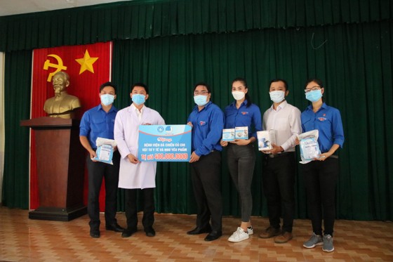 Trao tặng 400 triệu đồng gồm vật tư y tế, nhu yếu phẩm cho Bệnh viện bệnh lý hô hấp cấp tính Củ Chi ảnh 3