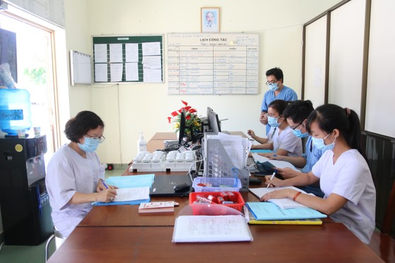 Trao tặng 400 triệu đồng gồm vật tư y tế, nhu yếu phẩm cho Bệnh viện bệnh lý hô hấp cấp tính Củ Chi ảnh 1