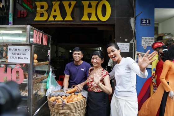 Cùng Hoa hậu H’Hen Niê khám phá các điểm bán bánh mì nổi tiếng tại TPHCM ảnh 6