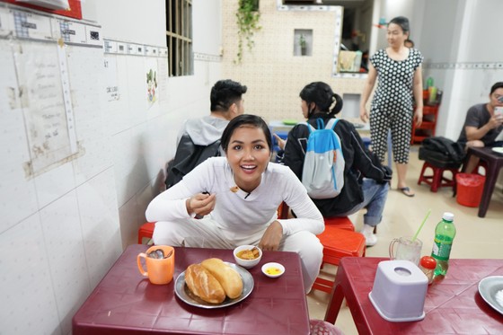 Cùng Hoa hậu H’Hen Niê khám phá các điểm bán bánh mì nổi tiếng tại TPHCM ảnh 7