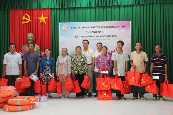 HDTC tổ chức chương trình viếng thăm nghĩa trang Liệt sĩ và hỗ trợ ngư dân vươn khơi bám biển tại huyện Cần Giờ ảnh 3