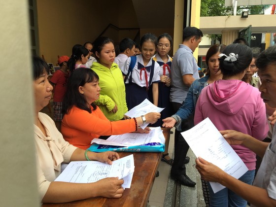 Có đơn trực tuyến, phụ huynh vẫn đến trường nhận phiếu đăng ký khảo sát cho con ảnh 2