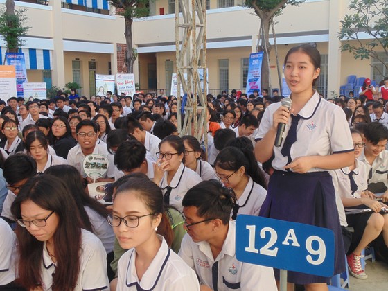 TPHCM phát miễn phí 170.000 khẩu trang cho học sinh lớp 12 khi quay trở lại trường học ảnh 1