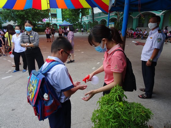 TPHCM: Nhộn nhịp ngày đầu tiên đón học sinh tiểu học trở lại trường sau dịch Covid-19 ảnh 1