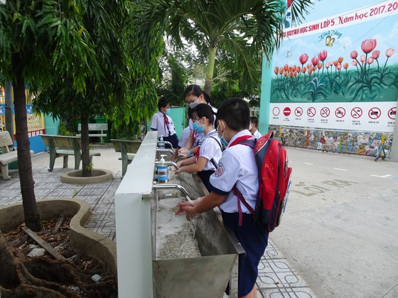 TPHCM: Nhộn nhịp ngày đầu tiên đón học sinh tiểu học trở lại trường sau dịch Covid-19 ảnh 2
