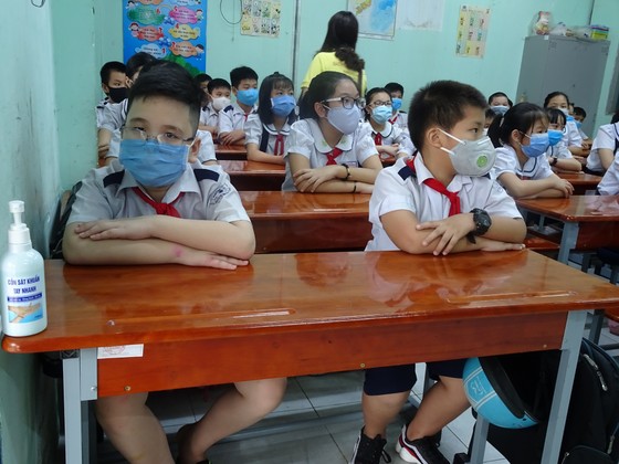TPHCM: Nhộn nhịp ngày đầu tiên đón học sinh tiểu học trở lại trường sau dịch Covid-19 ảnh 4
