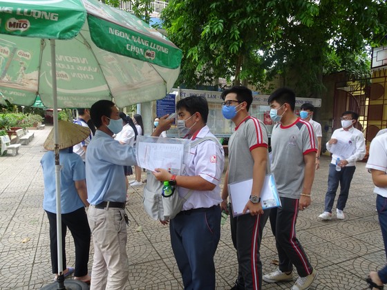 Thí sinh TPHCM có mặt sớm, phấn khởi làm thủ tục dự thi tốt nghiệp THPT ảnh 1