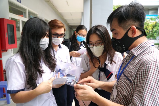 Thí sinh TPHCM có mặt sớm, phấn khởi làm thủ tục dự thi tốt nghiệp THPT ảnh 9