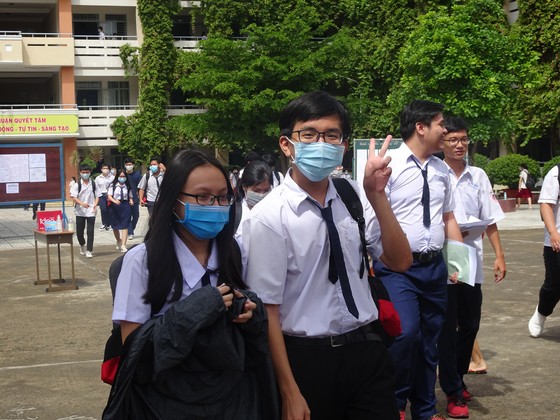 TPHCM: Nhiều thí sinh phấn khởi với đề thi môn Ngữ văn về 'trân trọng giá trị cuộc sống' ảnh 2