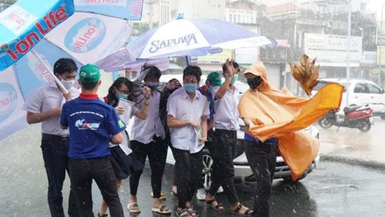 TPHCM: Thí sinh than khó với Lịch sử và Sinh học, thở phào với môn Địa lý và Giáo dục công dân ảnh 5