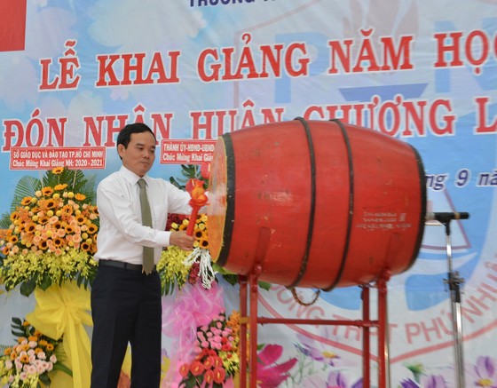 Trường THPT Phú Nhuận đón nhận Huân chương Lao động hạng nhì tại lễ khai giảng năm học mới ảnh 1