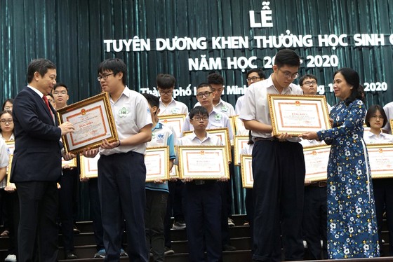 TPHCM tuyên dương gần 1.000 học sinh giỏi năm học 2019-2020 ảnh 6