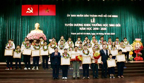 TPHCM tuyên dương gần 1.000 học sinh giỏi năm học 2019-2020 ảnh 4