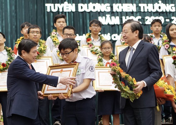 TPHCM tuyên dương gần 1.000 học sinh giỏi năm học 2019-2020 ảnh 1