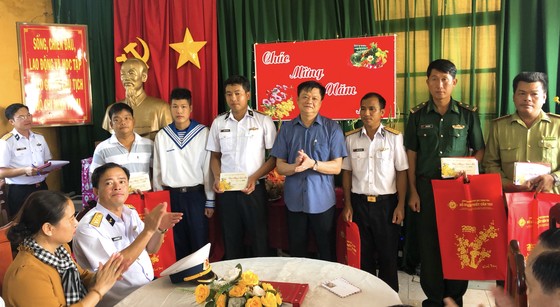 Chúc tết cán bộ chiến sĩ tại đảo Hòn Khoai ảnh 2
