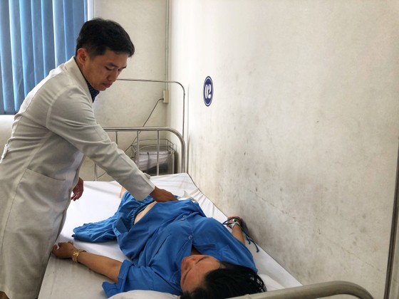Phẩu thuật thành công lấy được khối u buồng trứng nặng 6 kg ảnh 1