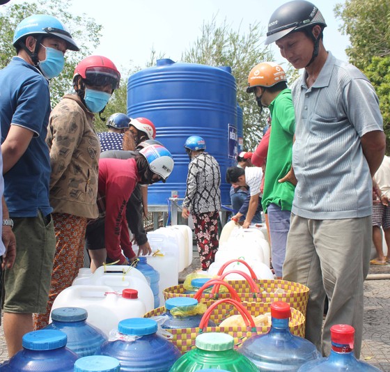 Dùng sà lan chuyển 6.000 m³ nước ngọt cho người dân vùng hạn mặn ảnh 1