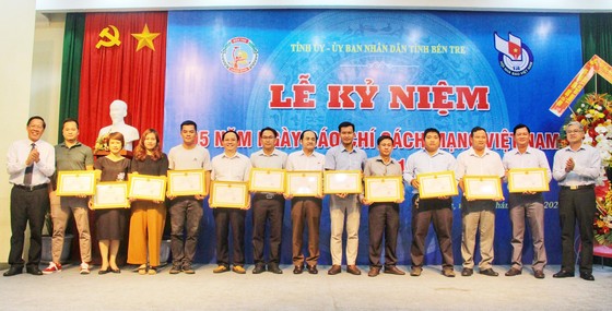 2 cán bộ, phóng viên Báo SGGP được Chủ tịch UBND tỉnh Bến Tre tặng bằng khen ảnh 1