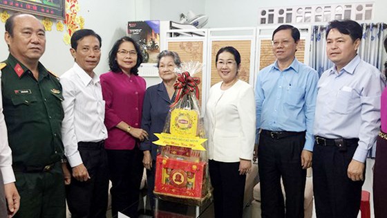 Phó Bí thư Thành ủy TPHCM Võ Thị Dung thăm, chúc tết Mẹ Việt Nam Anh hùng và hộ nghèo ảnh 2