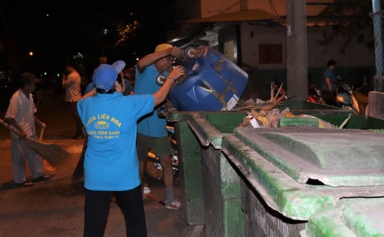 Ra quân dọn vệ sinh trên địa bàn dân cư ảnh 3