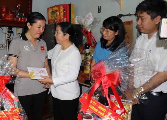 Lãnh đạo Thành ủy TPHCM thăm, chúc tết các đơn vị, doanh nghiệp, cá nhân trên địa bàn thành phố ảnh 3