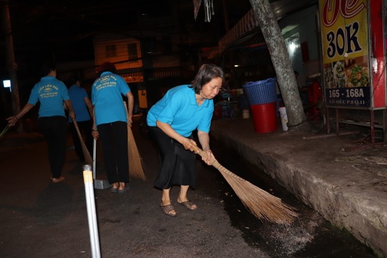 Lãnh đạo TPHCM cùng người dân, phật tử vệ sinh đường phố ngày cuối năm ảnh 6