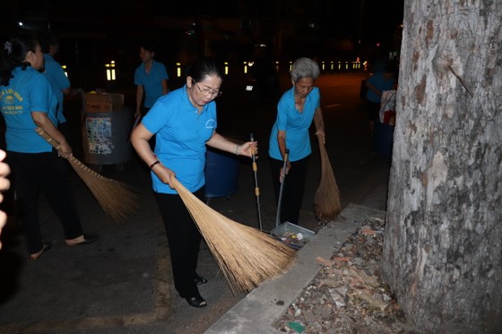 Lãnh đạo TPHCM cùng người dân, phật tử vệ sinh đường phố ngày cuối năm ảnh 5