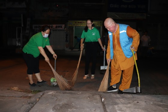 Lãnh đạo TPHCM cùng người dân, phật tử vệ sinh đường phố ngày cuối năm ảnh 2