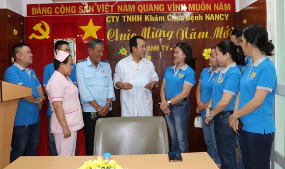 Thăm công nhân vệ sinh, y, bác sĩ trực đêm giao thừa ảnh 1