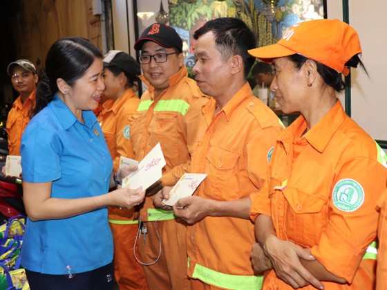 Thăm công nhân vệ sinh, y, bác sĩ trực đêm giao thừa ảnh 2